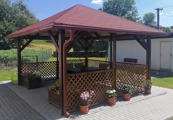 Pergoly ze dřeva versus konstrukce z hliníku