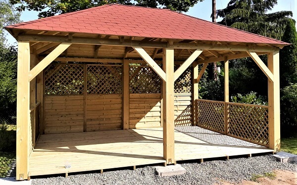 Pergola na zahradu určitě patří